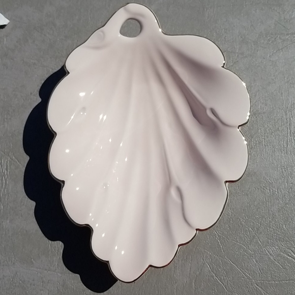 Trellis Leaf Scalloped Spoon Holder - Picture 2 of 8